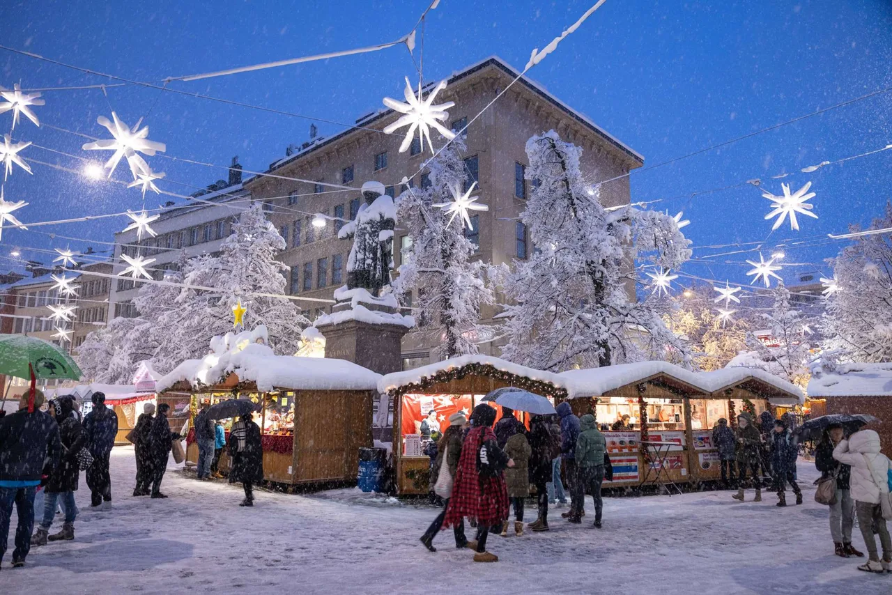 Chợ Giáng sinh tại St. Gallen, Thụy Sĩ là một khu chợ cổ tích diễn ra giữa lòng khu phố cổ được UNESCO công nhận, biến nơi đây thành một "thiên đường sao" với hàng ngàn ánh đèn lung linh