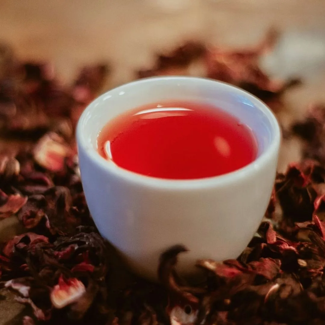 Trà hibiscus với màu sắc đặc trưng