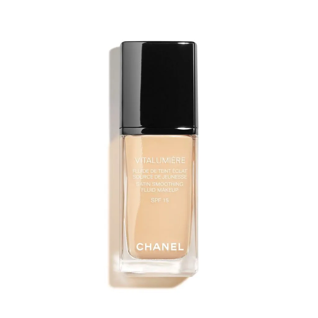 Kem nền Chanel Vitalumiere Moisture Rich Radiance Sunscreen Fluid Makeup SPF 15 dành riêng cho da lão hóa, giúp nàng che phủ khuyết điểm và cấp ẩm da mịn màng. kem nền lấy danh nghĩa người nhà