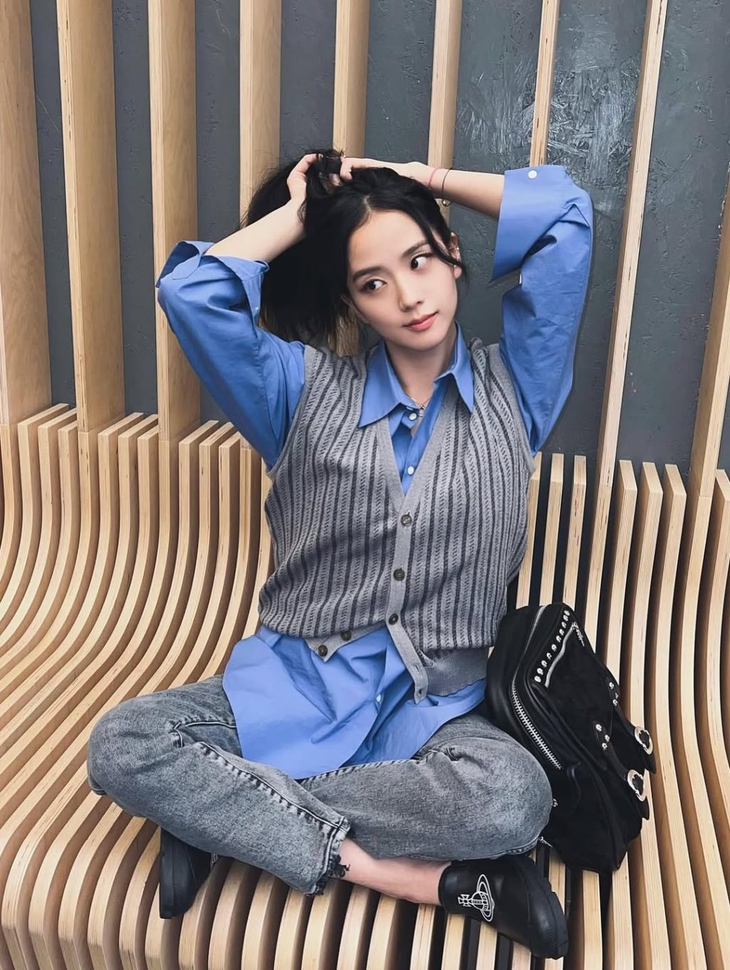 Balo mini da bóng khéo léo hoàn thiện outfit monochrome tinh tế