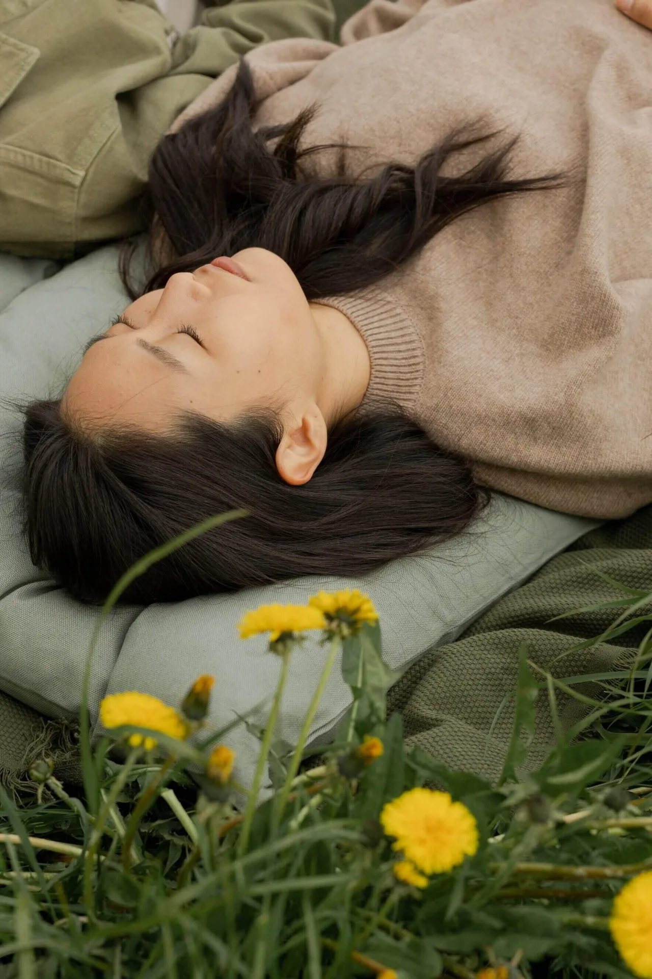 cô gái nằm nghỉ ngơi