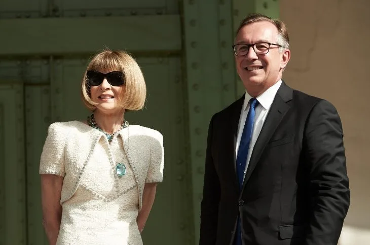 Anna Wintour với trang phục trắng thanh lịch và nổi bật tại lễ tưởng nhớ Karl Lagerfeld.