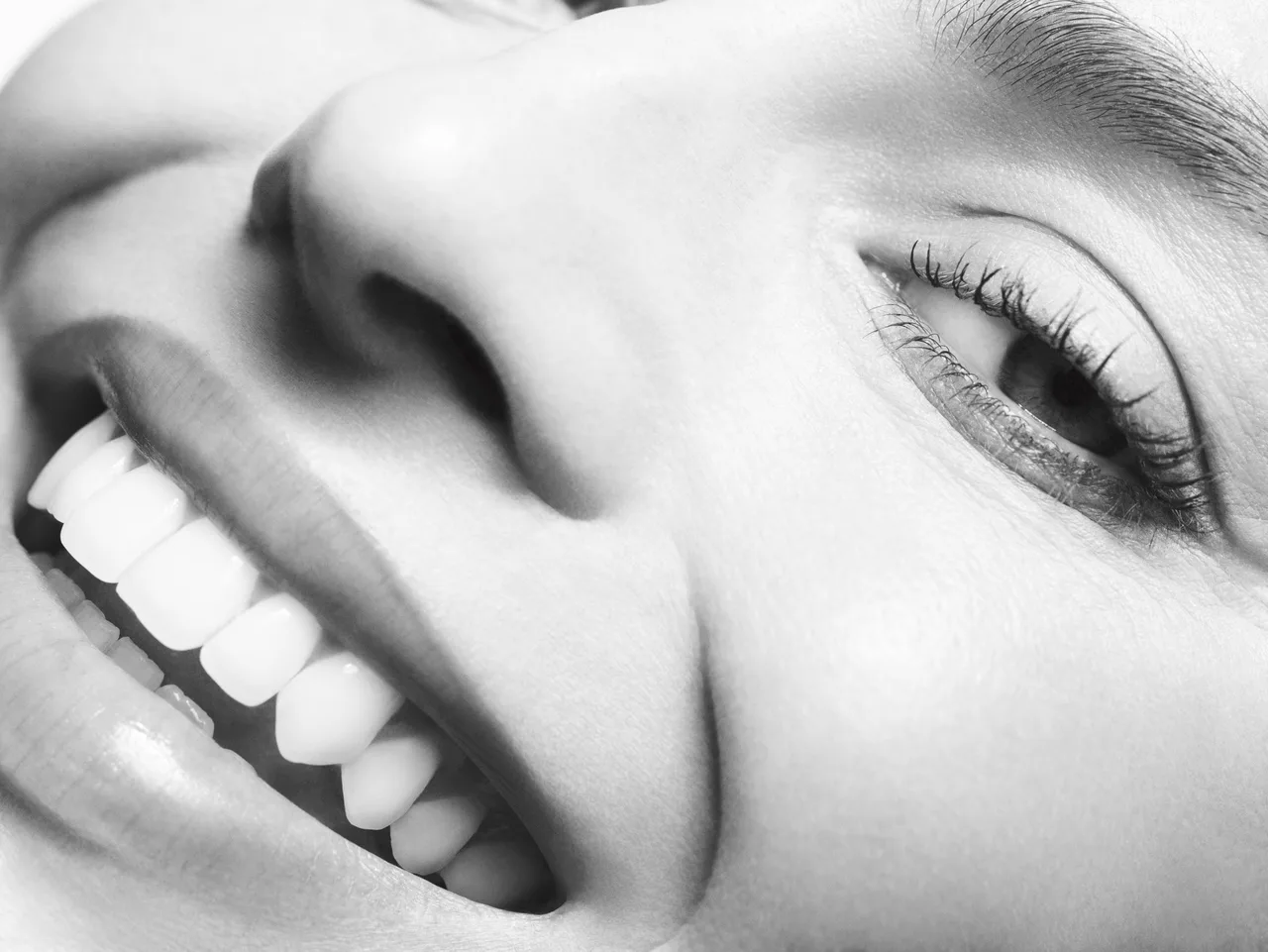 chanel - cận cảnh gương mặt của diễn viên Margot Robbie đang cười