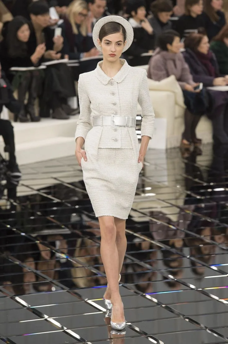 suit chanel thiết kế bởi Karl Lagerfeld