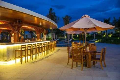 Aqua Bar phục vụ đồ uống và đồ ăn nhẹ