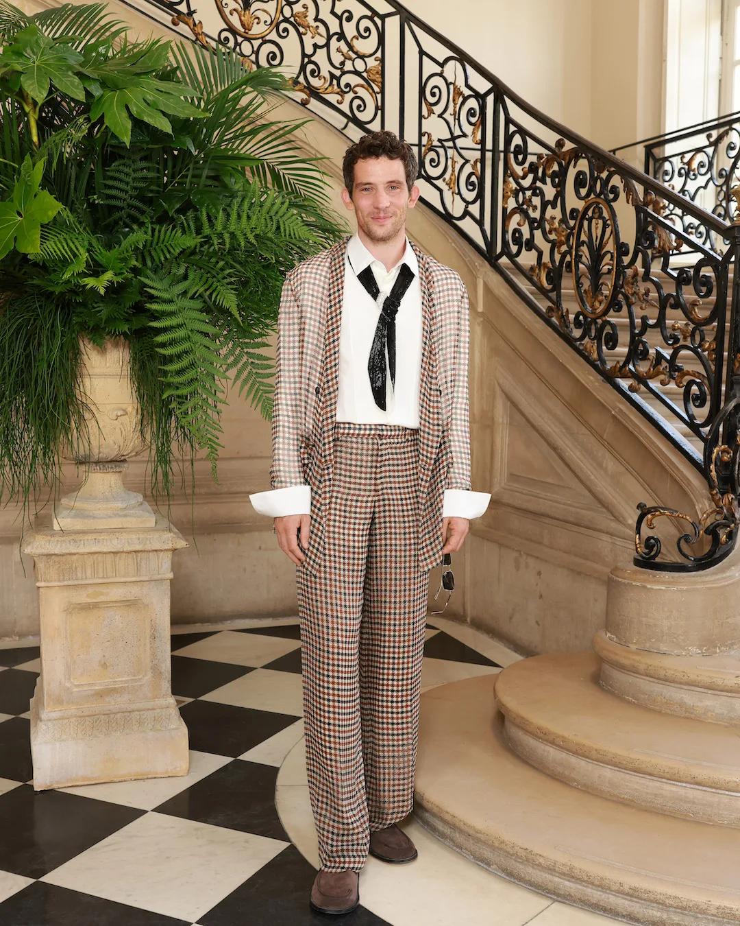 họa tiết kẻ ô gingham màu nâu mới của thương hiệu được phủ lên những bộ âu phục và các thiết kế tách rời, được diện bởi "chàng thơ" lâu năm của Anderson – Josh O'Connor