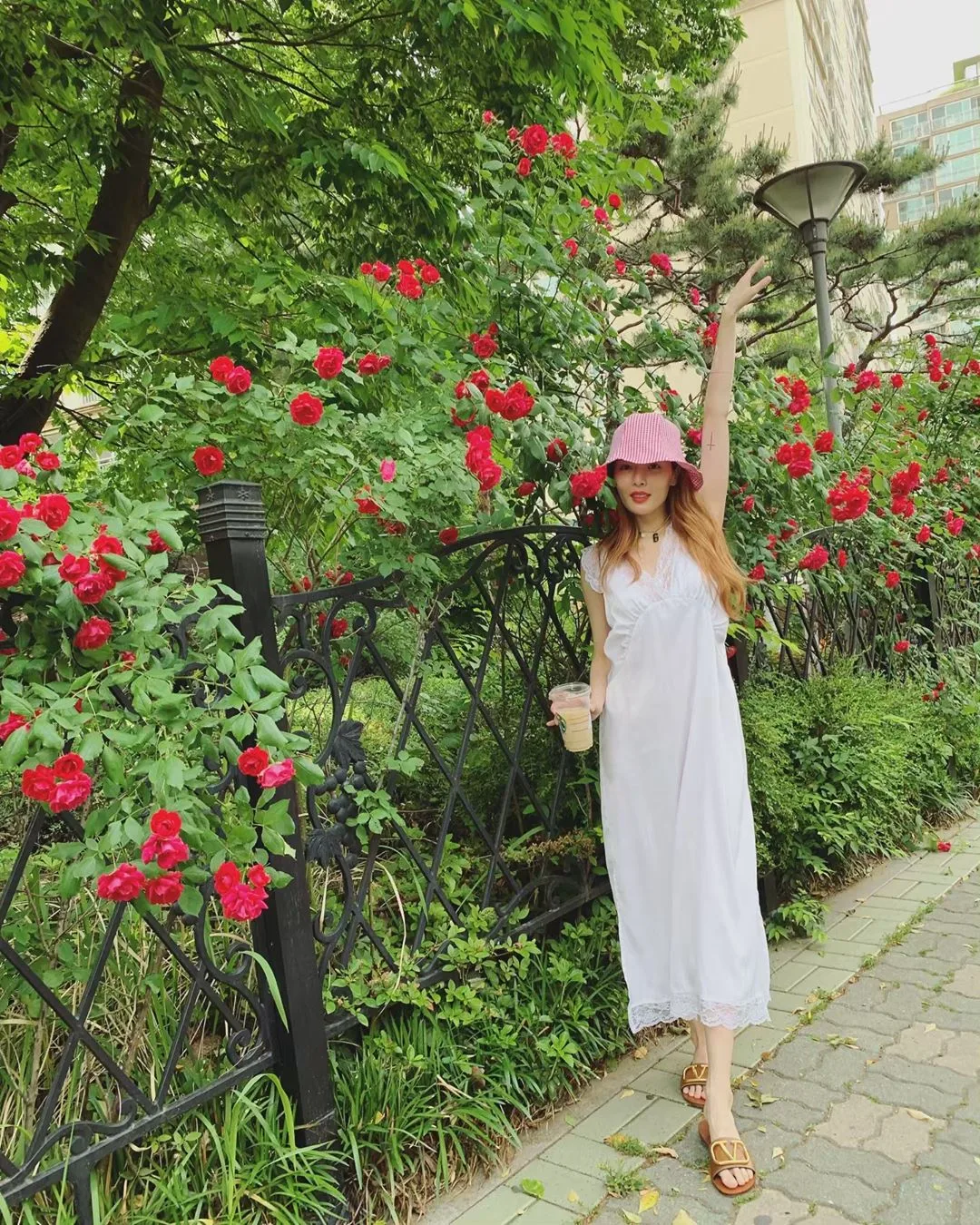 đầm maxi trắng dài mũ bucket màu hồng hyuna
