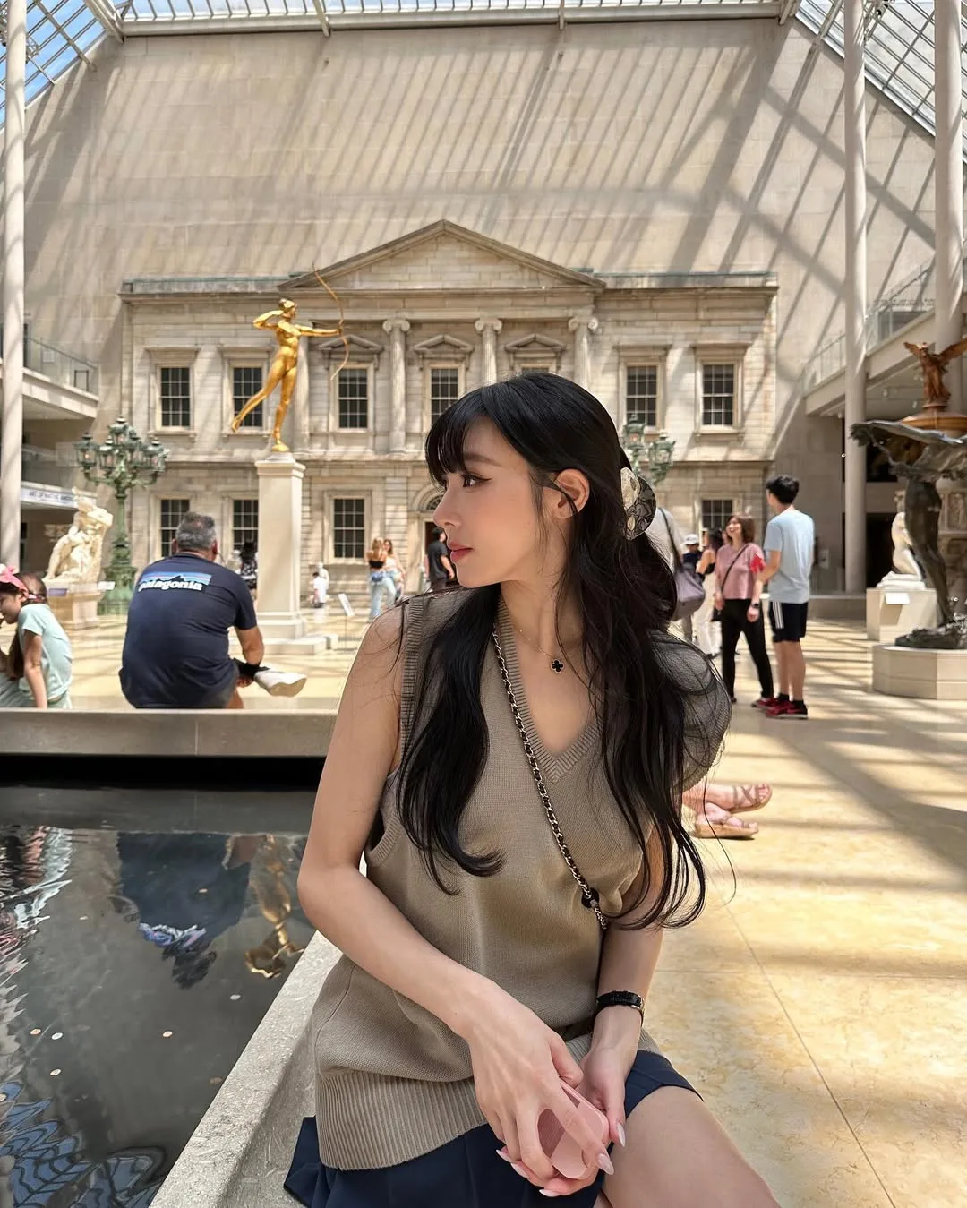Tiffany diện áo ghi lê len