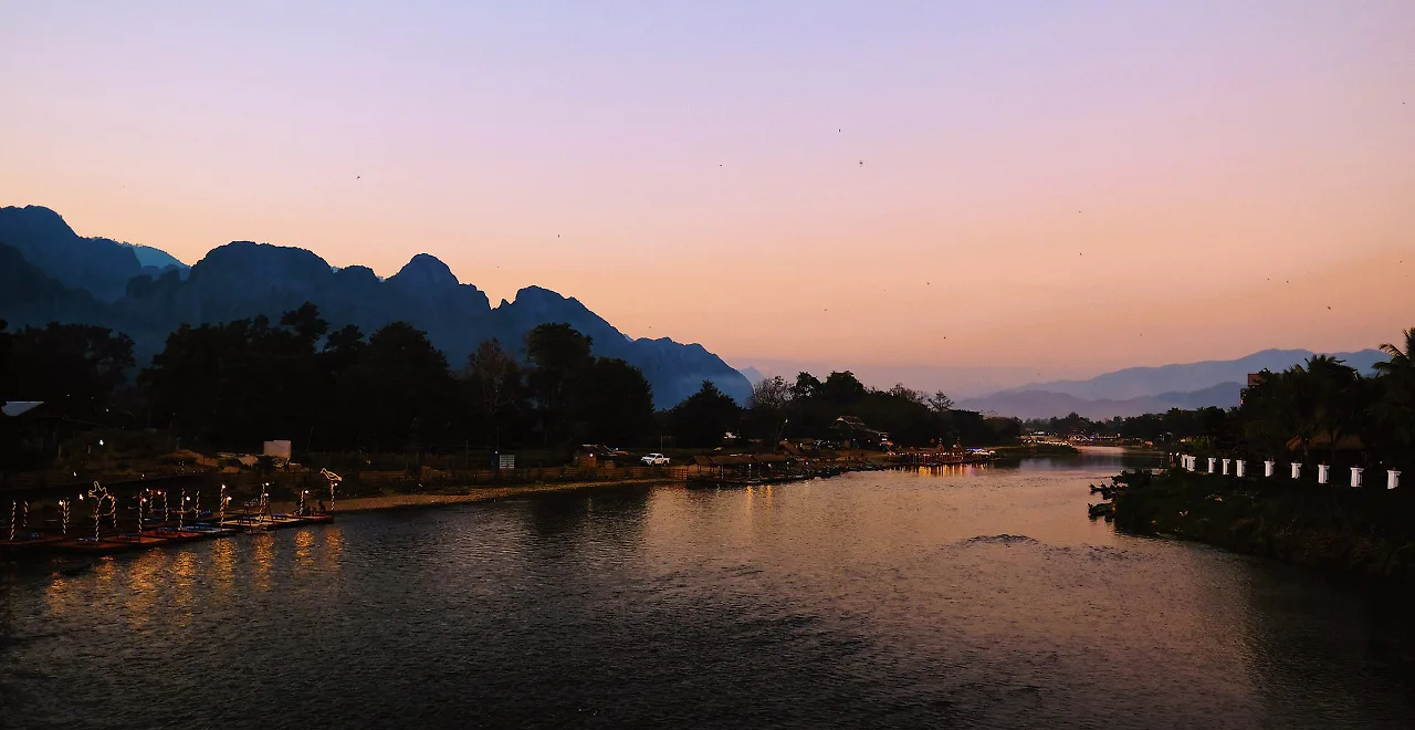ngắm cảnh hoàng hôn ở vang viêng lào