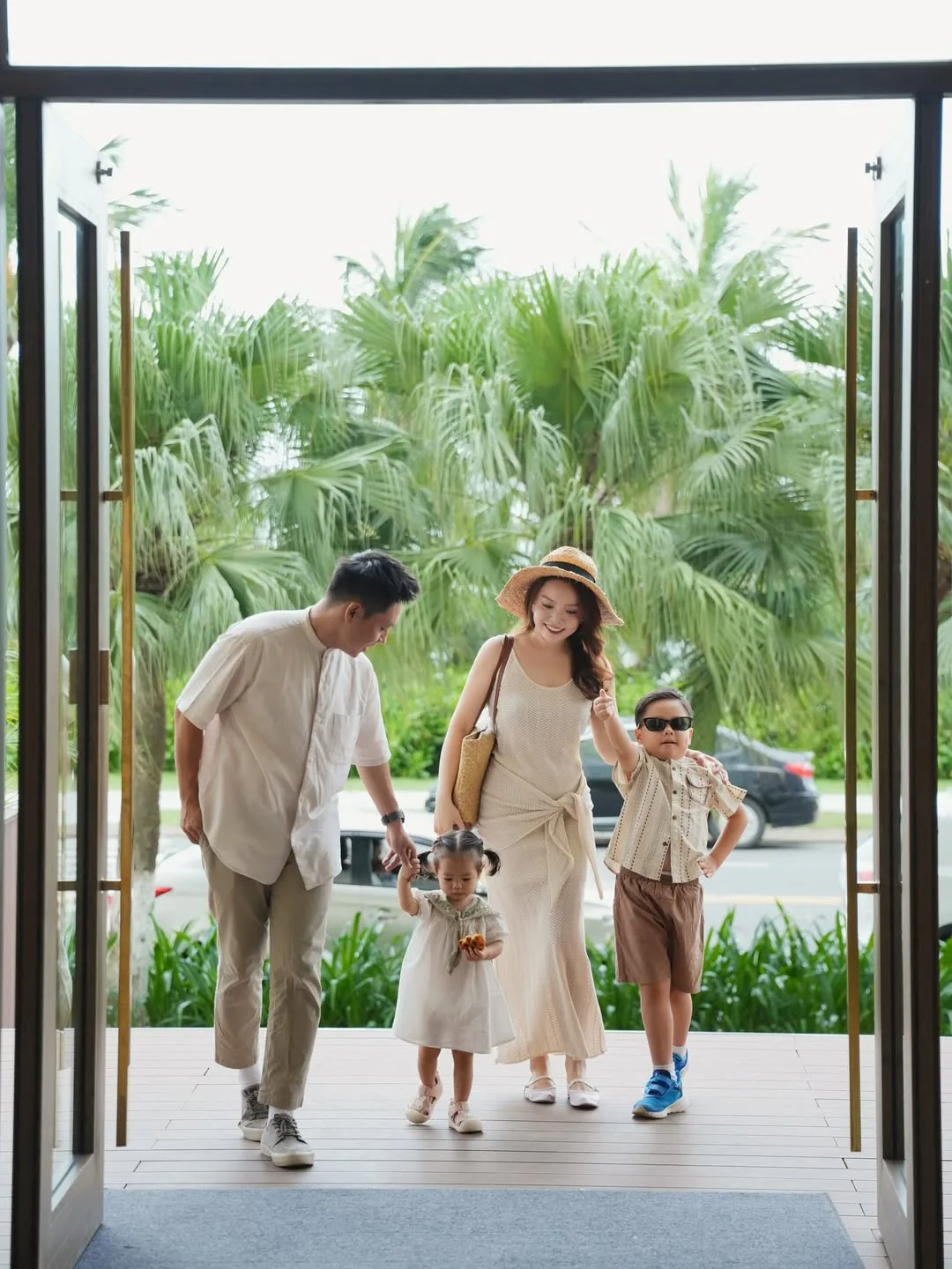 Sự đồng điệu từ set đồ linen màu be cát mang lại vẻ ngoài nhàn nhã, thượng lưu cho buổi tiệc trà chiều.