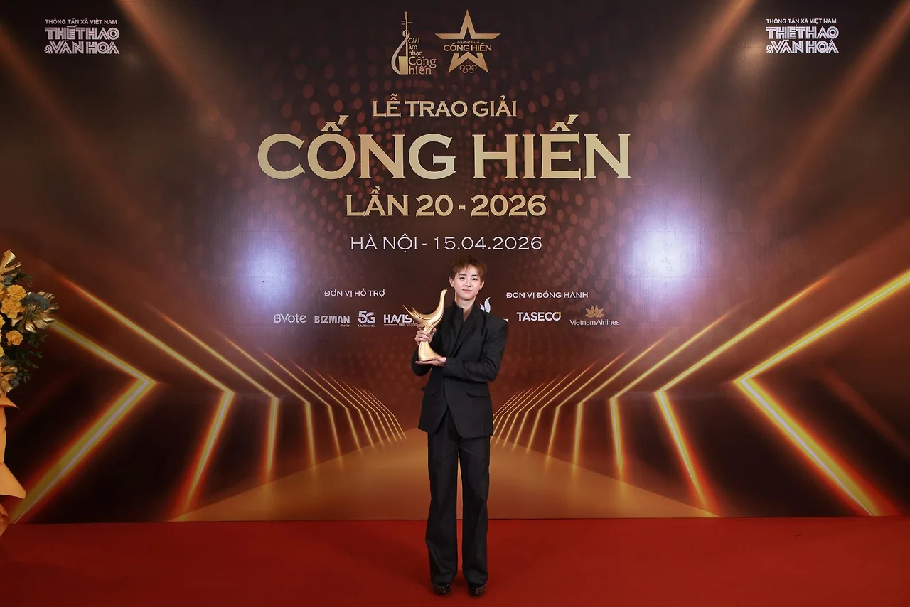 congb chụp ảnh tại backdrop của buổi lễ trao giải cống hiến 2026