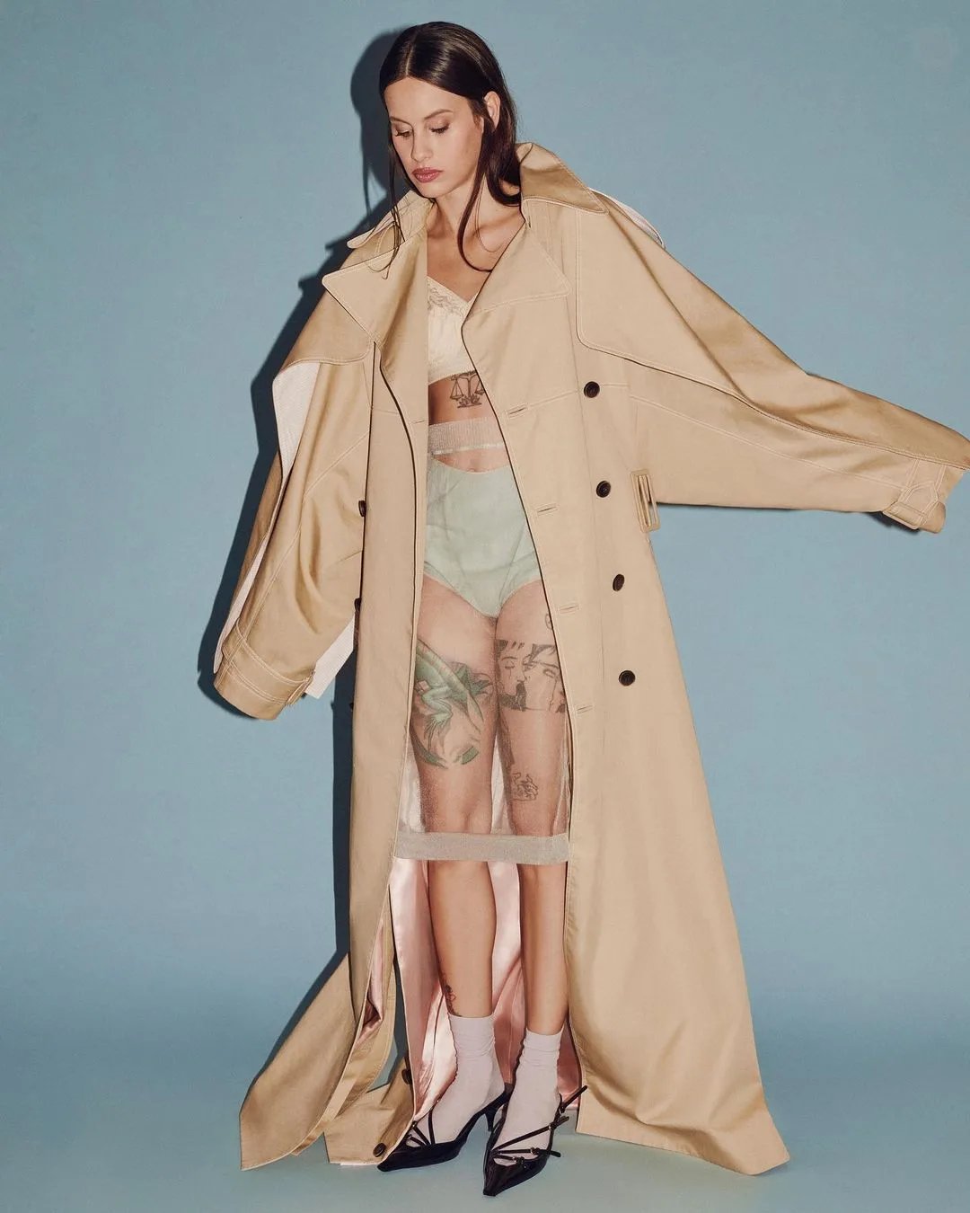 the platform Milena Smit diện trench coat