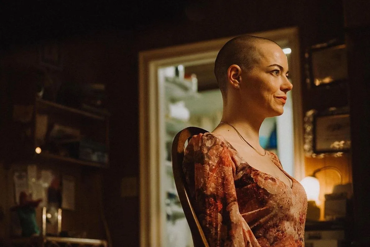 nữ diễn viên Emma Stone đóng vai chính trong bộ phim kinh dị/hài đen Bugonia, đạo diễn bởi Yorgos Lanthimos.