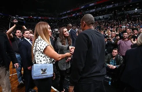 Beyonce đeo chiếc túi The Twist của LV khi đến tham dự trận bóng rổ và gặp gỡ với công nương Kate Middleton