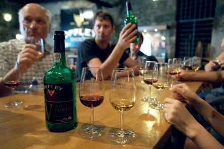 Thử Portwine trong hầm rượu của một nhà sản xuất nổi tiếng Porto.