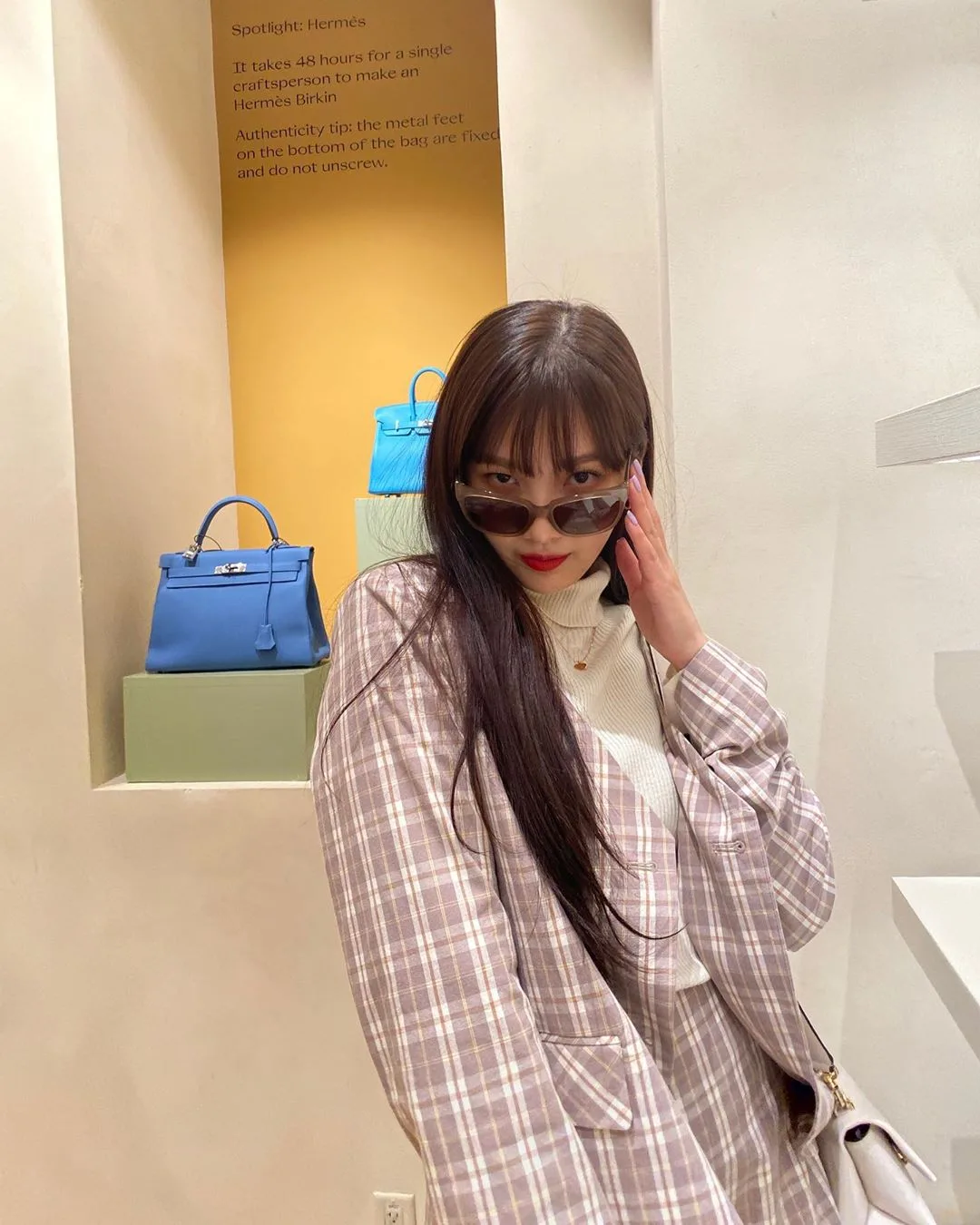 áo len cổ lọ phối cùng bộ suit màu pastel phong cách soft aesthetic