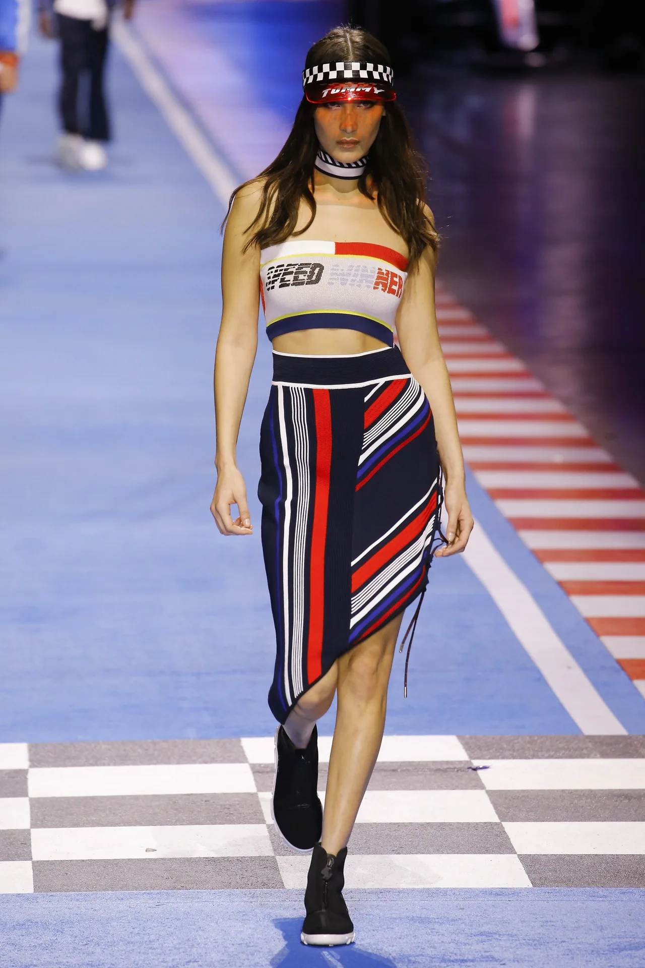 Thương hiệu Tommy Hilfiger biến sàn diễn thời trang thành đường đua công thức 1 Thương hiệu Tommy Hilfiger biến sàn diễn thời trang thành đường đua công thức 1