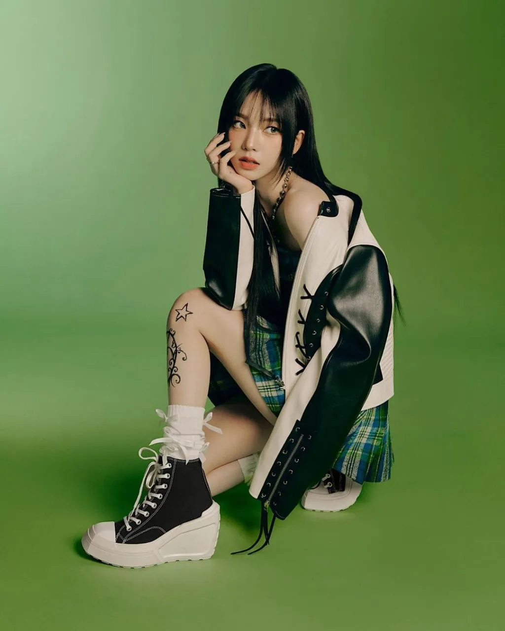 Ankle boots độn đế da lộn đi kèm váy midi xếp ly, tôn dáng thanh lịch