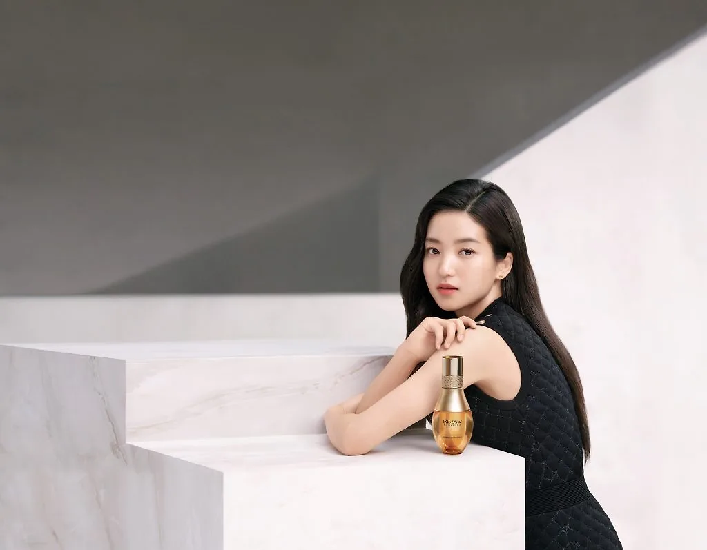 “Sau khi sử dụng Sym-Micro Essence, tôi cảm thấy da mình khỏe lên và mọi vấn đề của làn da được cải thiện” - nàng thơ Kim Tae Ri của O HUI chia sẻ trong một bài phỏng vấn." “Sau khi sử dụng Sym-Micro Essence, tôi cảm thấy da mình khỏe lên và mọi vấn đề của làn da được cải thiện” - nàng thơ Kim Tae Ri của O HUI chia sẻ trong một bài phỏng vấn."