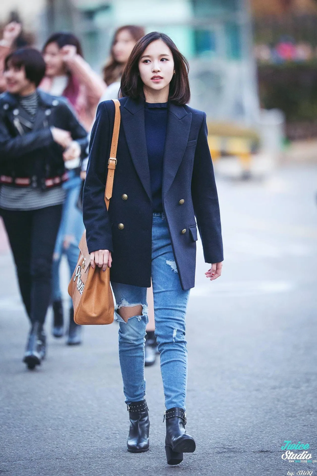 phong cách thời trang menswear áo blazer và quần jeans rách gối