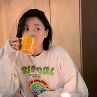 nghệ sĩ Hàn đang uống nước
