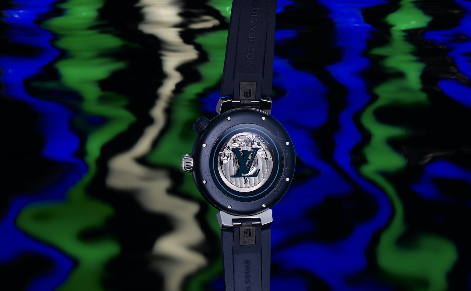 Mặt sau đồng hồ Louis Vuitton Tambour Street Diver trong phối màu đen-xanh