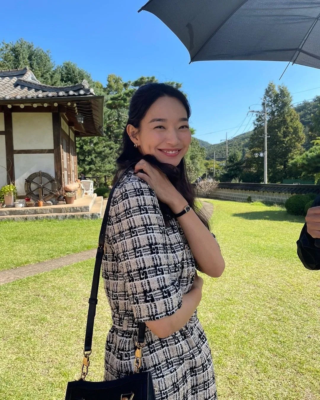 shin min ah cười tươi lộ má lúm đồng tiền