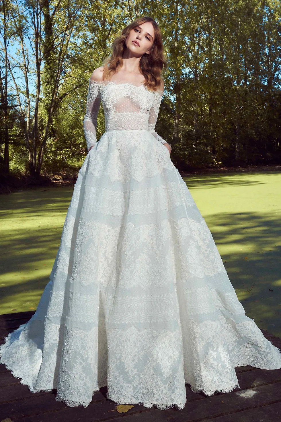Thiết kế váy cưới phối ren của nhà mốt Zuhair Murad trong bộ sưu tập mùa Thu năm 2019.