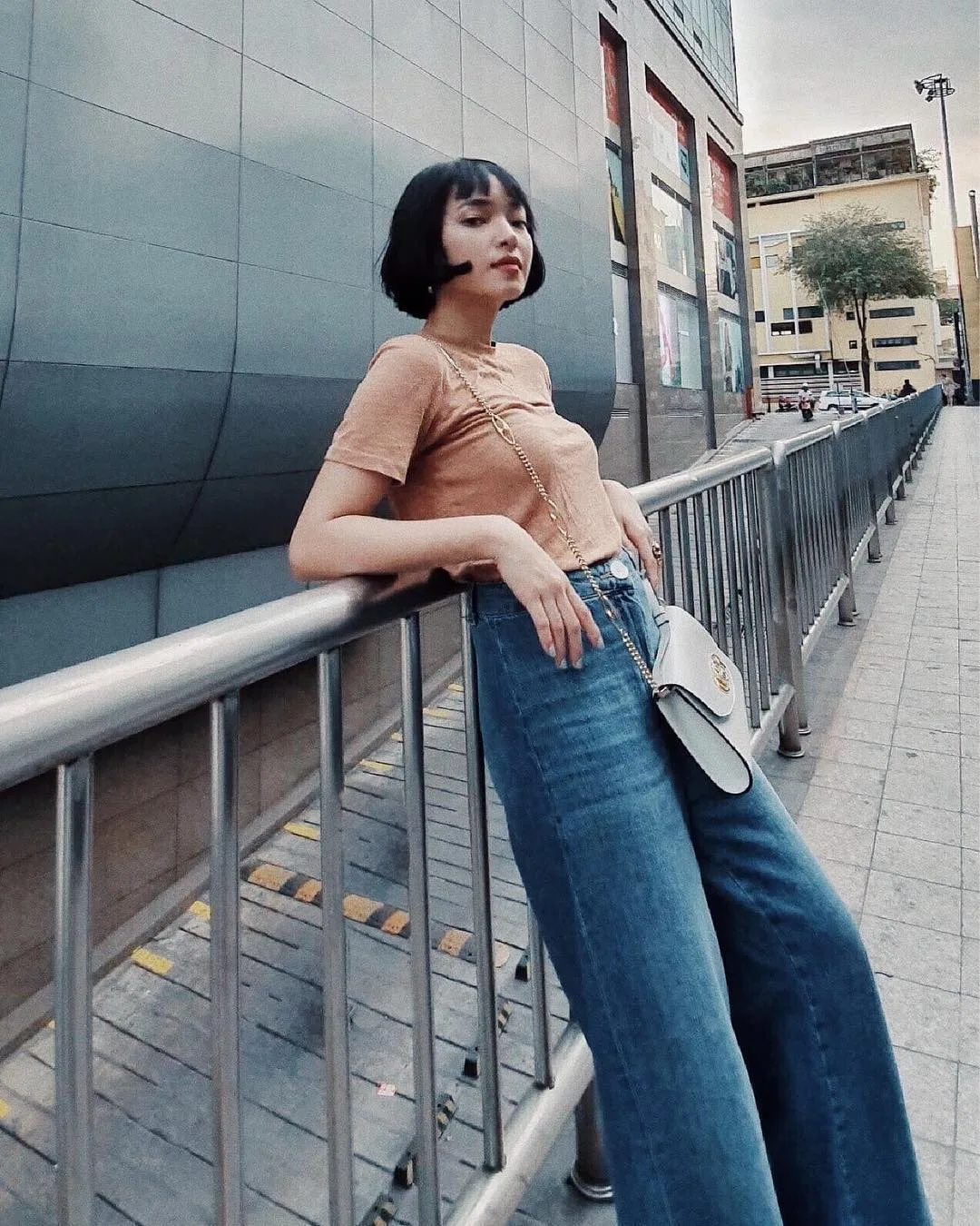 Châu Bùi diện quần jeans ống rộng - xu hướng thời trang Ugly