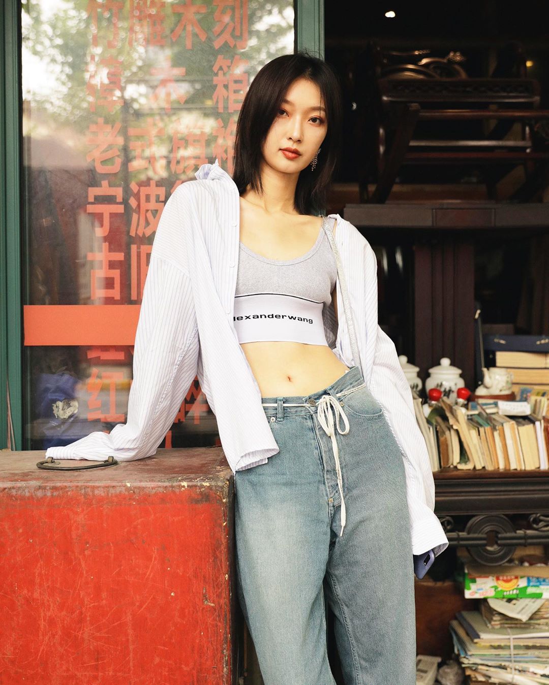 Phối đồ phong cách streetwear với áo bra thể thao, quần jeans rộng