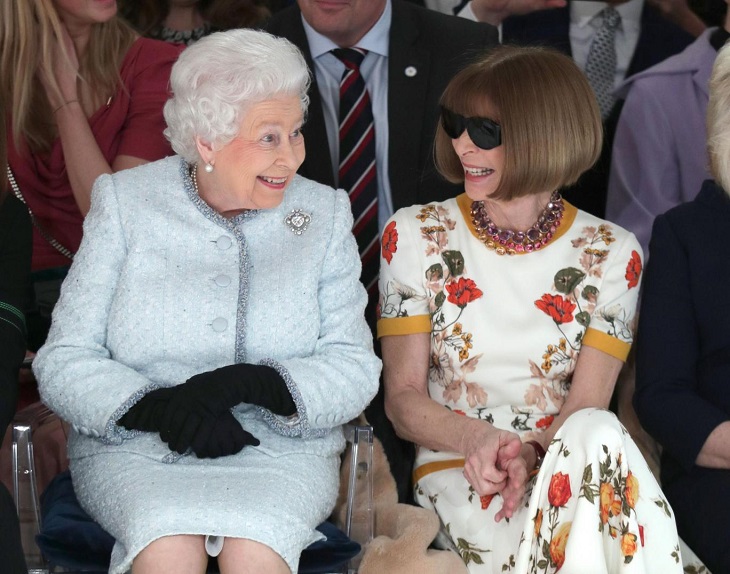 ELLE Việt Nam - Nữ hoàng Elizabeth bất ngờ xuất hiện tại show của NTK Richard Quinn tại London Fashion Week (5) ELLE Việt Nam - Nữ hoàng Elizabeth bất ngờ xuất hiện tại show của NTK Richard Quinn tại London Fashion Week (4)