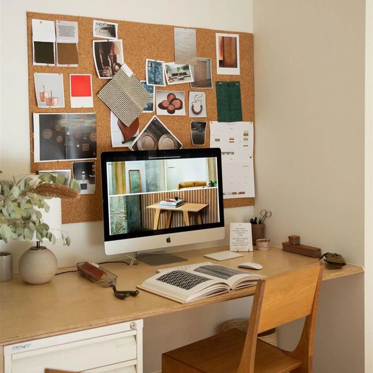 Bảng moodboard vật dụng cần thiết cho bàn làm việc văn phòng