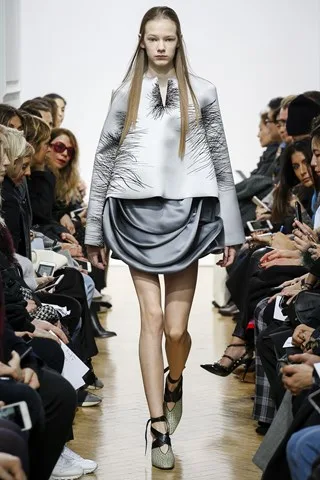 Chân váy chữ A biến tấu trong những đường cong mềm mại trong BST Thu-Đông của JW Anderson