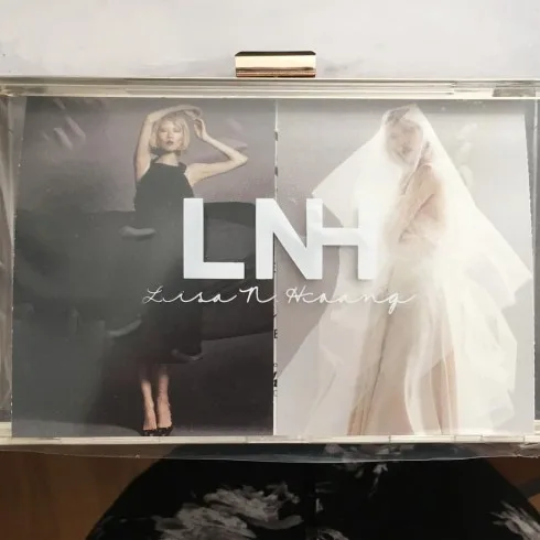 Thiệp mời tới dự show diễn đặt trong chiếc clutch trong suốt của Lisa