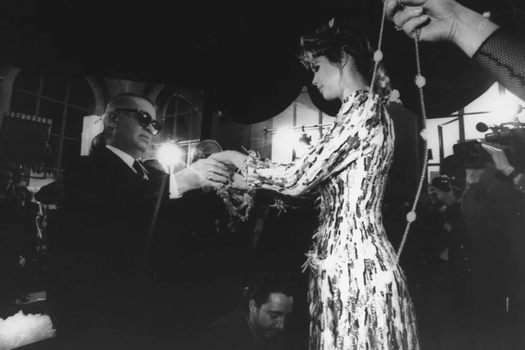Tình bạn giữa ông hoàng Karl Lagerfeld và Claudia Schiffer vô cùng tốt đẹp dù những chiến dịch quảng cáo cùng buổi đầu hồi hộp khi làm việc cùng nhau đã qua đi Tình bạn giữa ông hoàng Karl Lagerfeld và Claudia Schiffer vô cùng tốt đẹp dù những chiến dịch quảng cáo cùng buổi đầu hồi hộp khi làm việc cùng nhau đã qua đi