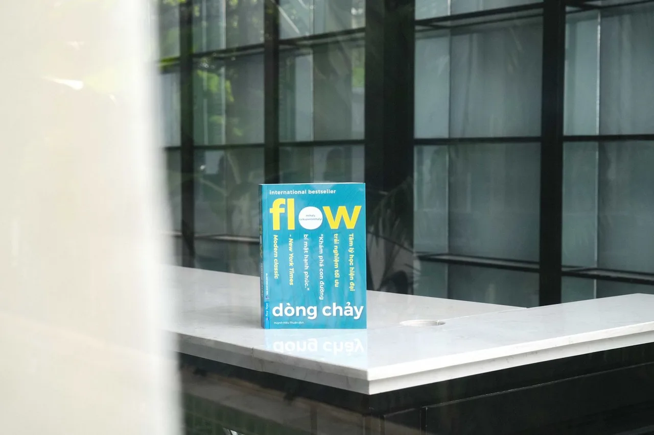flow dòng chảy nền sáng trên bàn