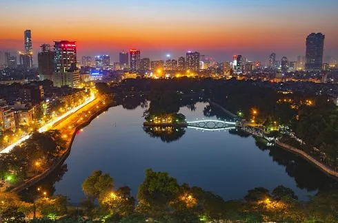 Ngắm nhìn thành phố lung linh về đêm từ tầng thượng của khách sạn.