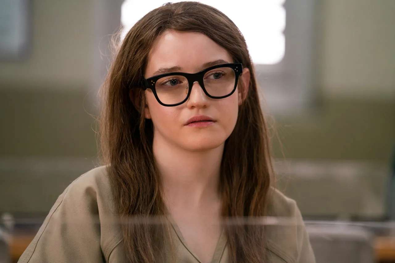 anna delvey đeo kính mắt Celine trong tù