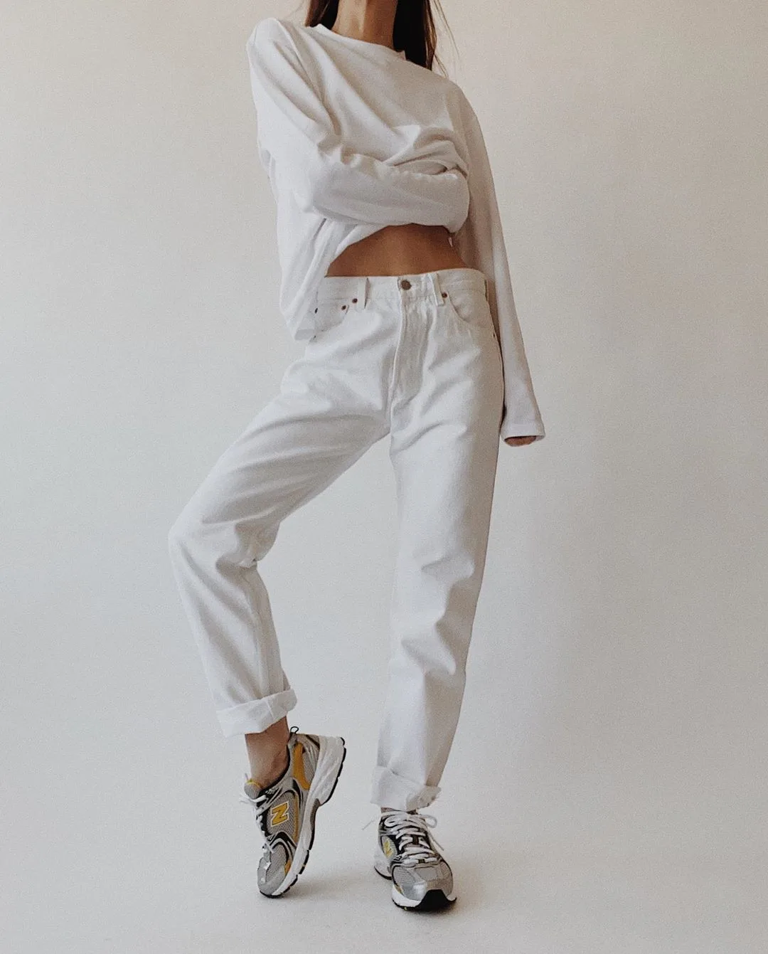 quần trắng jeans boyfriend mùa hè áo thun dài tay