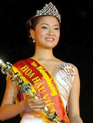 Hoa Hậu Nguyễn Thị Huyền đăng quang năm 2004