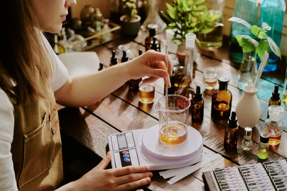Cô gái pha chế tinh dầu
