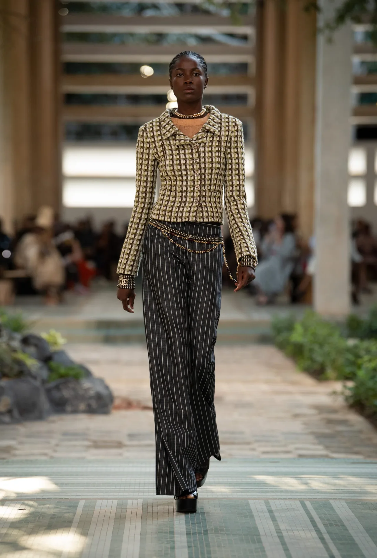 CHANEL Métiers d’art DAKAR 2022/23 look 1