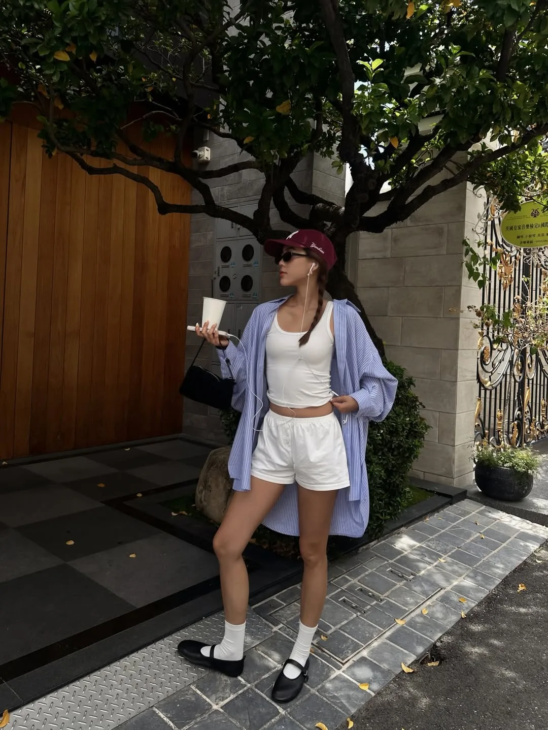 Công thức chuẩn "IT-girl" Hàn Quốc cho ngày Hè năng động với điểm nhấn từ chiếc sơ mi kẻ sọc khoác ngoài và mũ lưỡi trai.