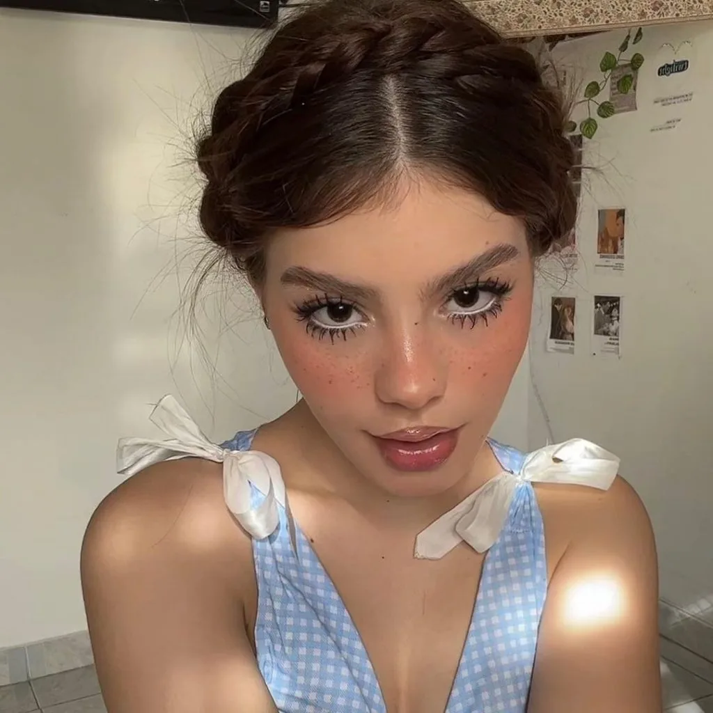cô gái buộc tóc cô gái buộc tóc