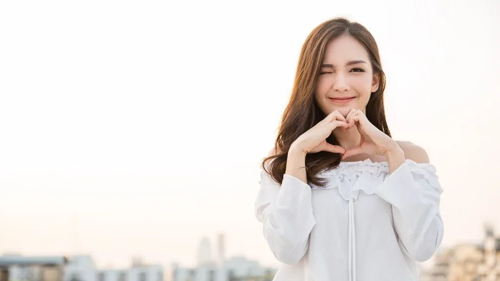 Chăm sóc da mặt-Cô gái tạo dáng trái tim. Chăm sóc da mặt-Cô gái tạo dáng trái tim.