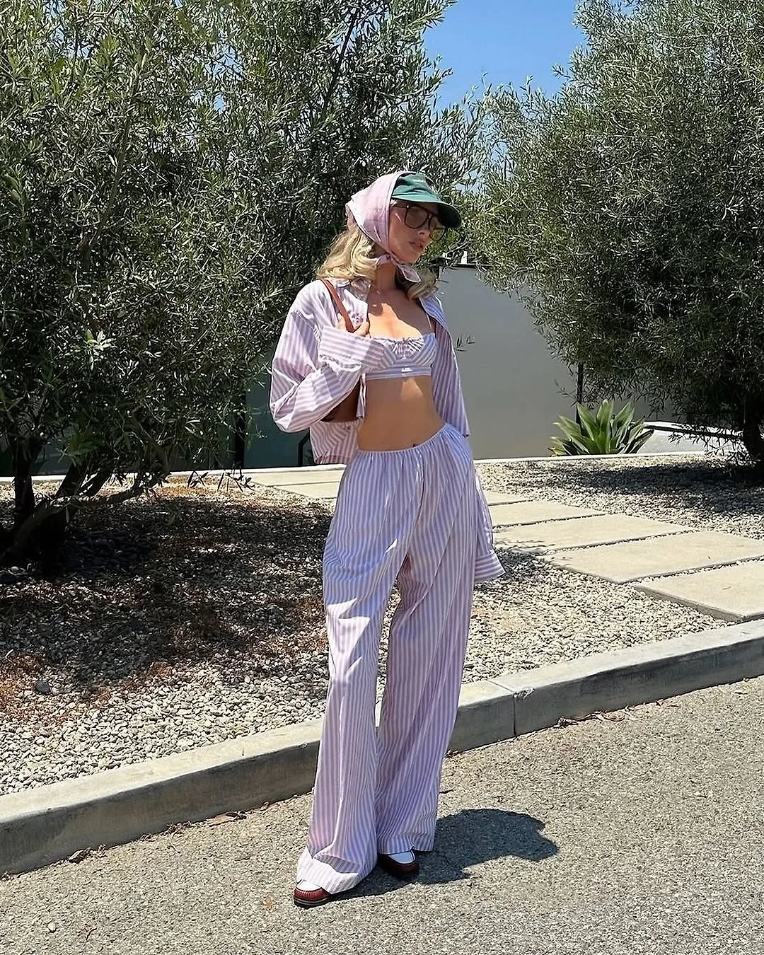 Outfit mùa hè với quần kẻ sọc.