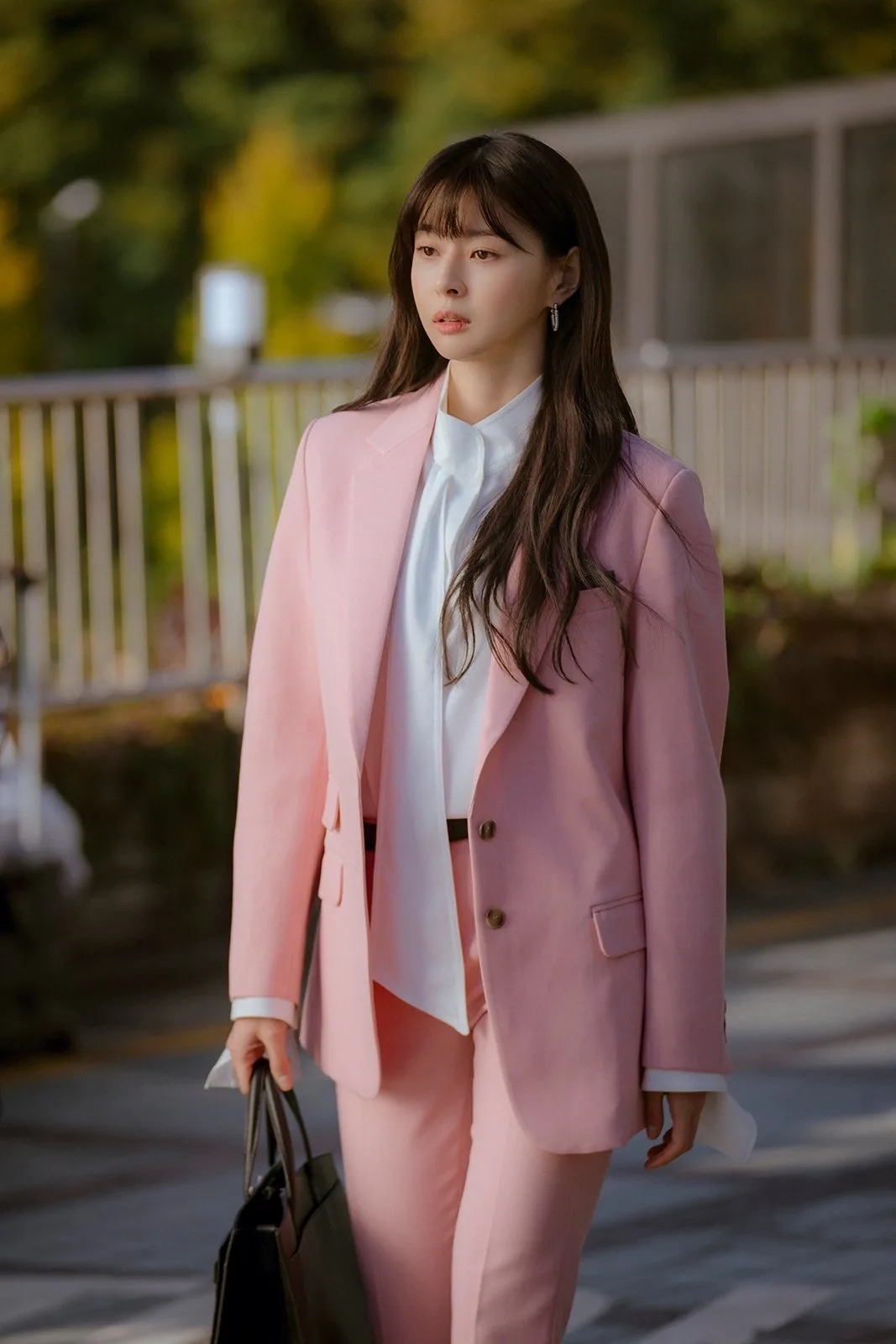 Thời trang thanh lịch của nữ phụ Oh Soo Ah trong Itaewon Class