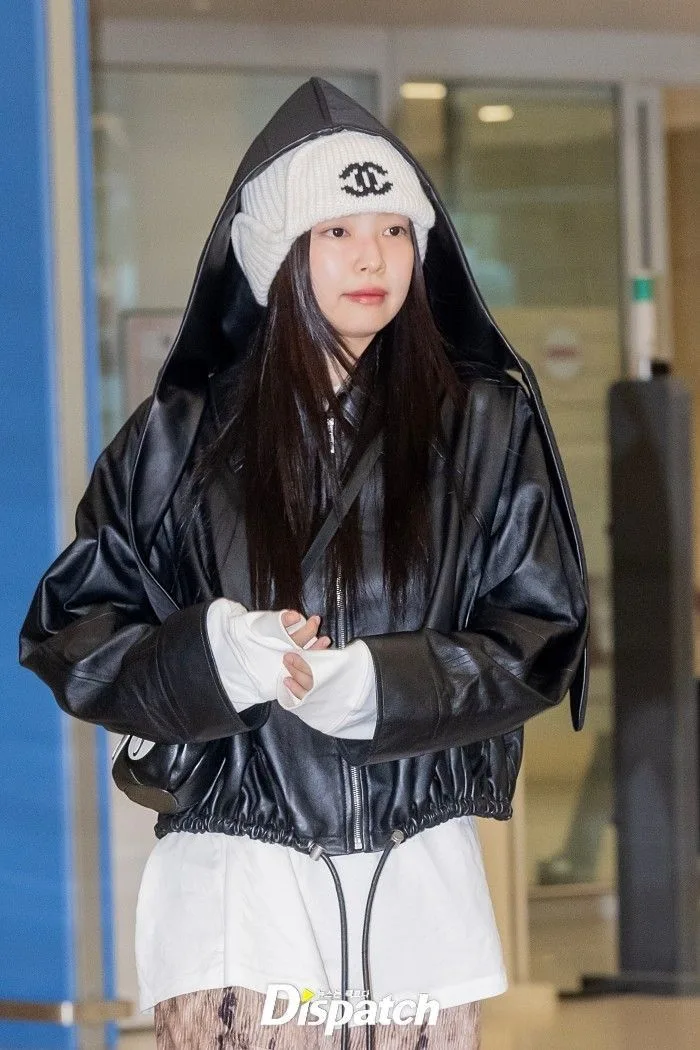 Jennie khoe thần thái “IT girl” trong chiếc áo khoác da và beanie thời thượng.