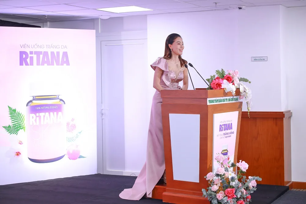 Bà Dung thay mặt các thí sinh gửi lời cảm ơn đến nhà tài trợ. Bà Dung thay mặt các thí sinh gửi lời cảm ơn đến nhà tài trợ.