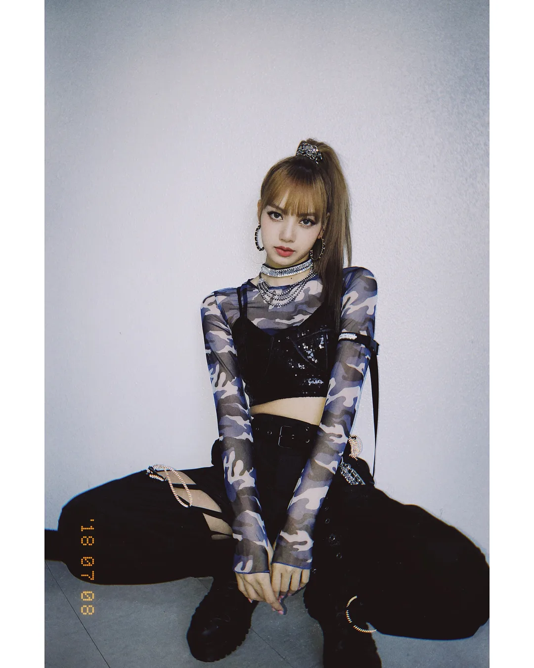Thời trang của Lisa Blackpink độc lạ cùng quần cắt đùi